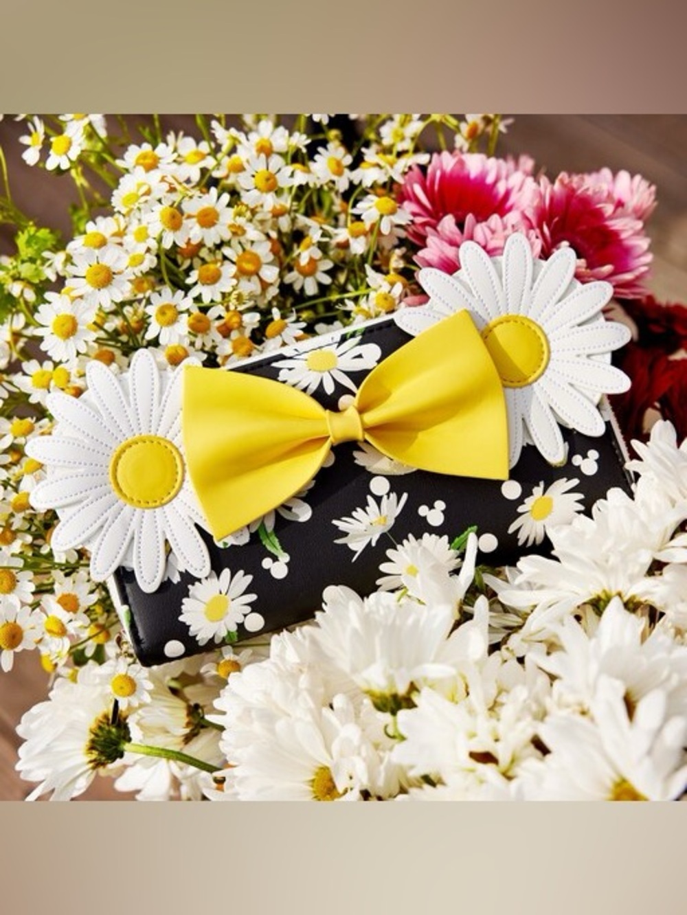 Loungefly Disney Minnie Mouse Daisy Zip Around Wallet Black White Yellow Floral
